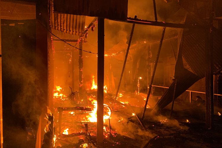 Kebakaran di Padang Hanguskan Rumah dan Depot Air Minum, Kerugian Rp500 Juta 