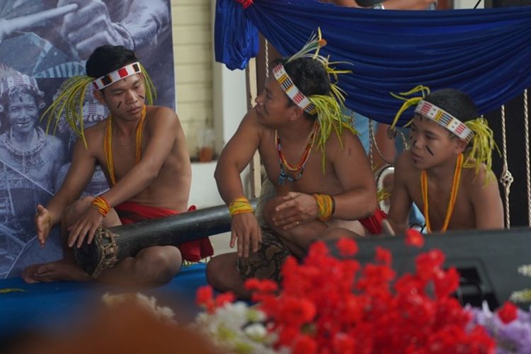 Ombak Selancar Kelas Dunia hingga Tradisi Mentawai Diperkenalkan di Bandara Minangkabau