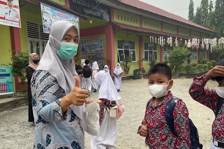 Cegah Gangguan Pernapasan akibat Kabut Asap, 15 Puskesmas Dharmasraya Bagikan Masker ke Siswa