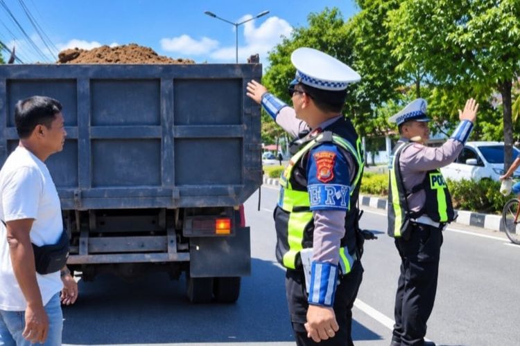 Truk Parkir Sembarangan dan Angkut Pasir Tanpa Terpal Ditertibkan di Jalan Bypass Padang