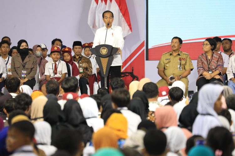 Presiden Republik Indonesia Memberikan Bantuan Untuk Program Kartu Indonesia Pintar (KIP) Untuk Para Pelajar Di GOR Bung Karno Sukoharjo