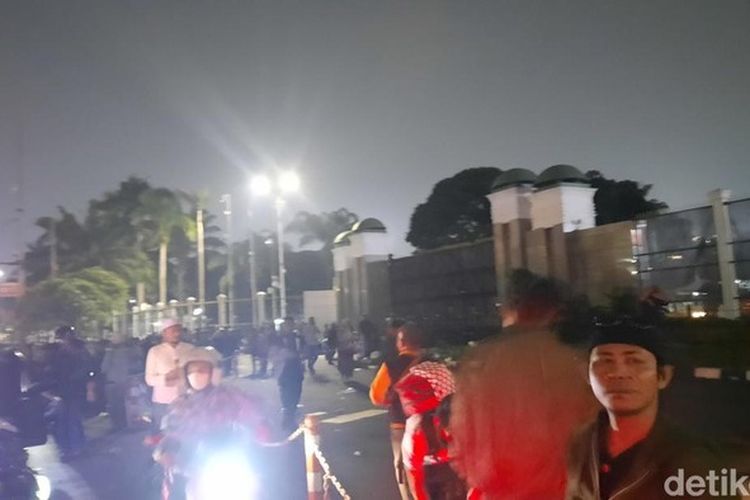 Massa Pendemo Tolak Coldplay Akhirnya Membubarkan Diri