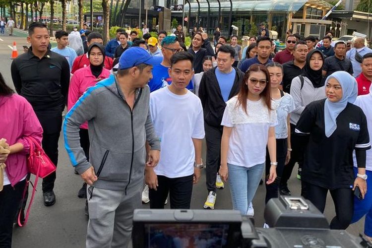 Cawapres Gibran Bagi-bagi Susu Saat CFD di Jakarta, Disebutnya Bukan Bagian Dari Kampanye