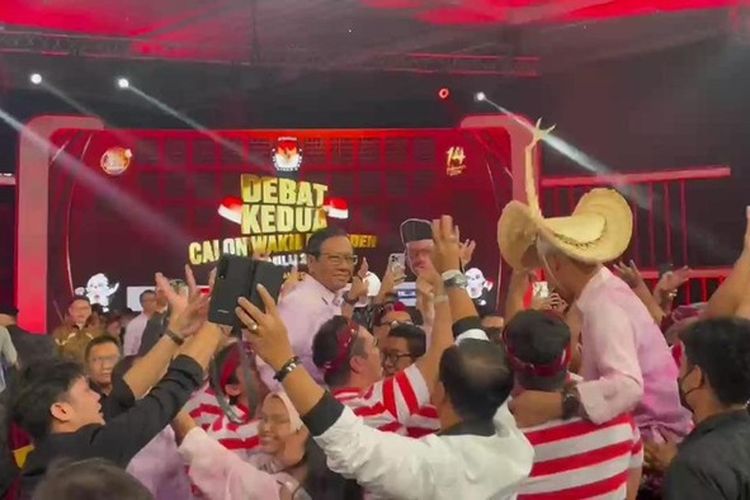 Momen Unik Ganjar-Mahfud Diangkat Pendukung Usai Debat Cawapres Pertama