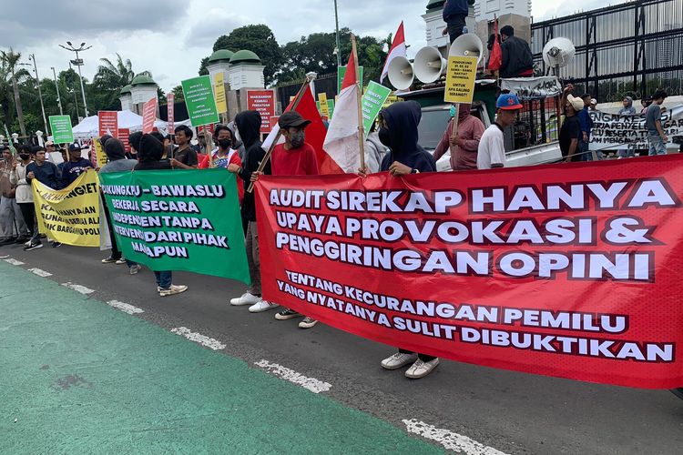 Sejumlah Massa Tolak Hak Angket DPR, Sebut Pihak Pengusung Tak Siap Kalah