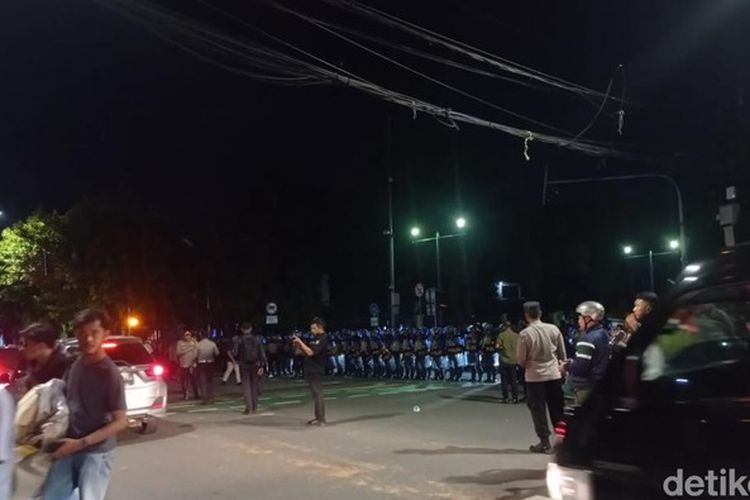 Hasil Pemilu Resmi Keluar, Massa Demo di Depan Gedung KPU Tetap Bertahan Hingga Malam