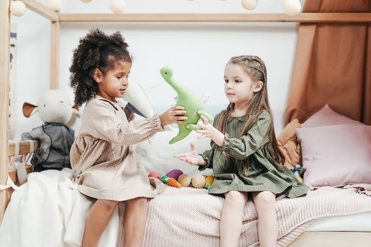 Membentuk Generasi Baik Hati: Terapkan Tips Parenting Ini untuk Mengajarkan Anak Berbagi Sejak Dini!