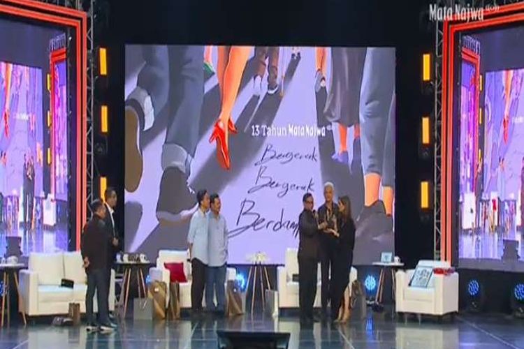 Mahfud MD Berikan Kado Replika Orang Naik Tangga di Acara Ultah Mata Najwa: Ini Pesan Kepada Mbak Najwa