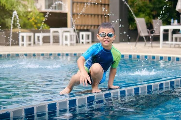 Seputar Parenting: Orang Tua Wajib Tahu, Ini Manfaat Mengajarkan Berenang pada Anak dan Tips Memilih Baju Renang yang Tepat