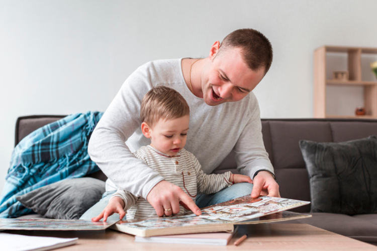 Seputar Parenting: Berikut Ini Tips Mengenalkan Buku Pada Anak Sejak Dini, Banyak Manfaatnya!