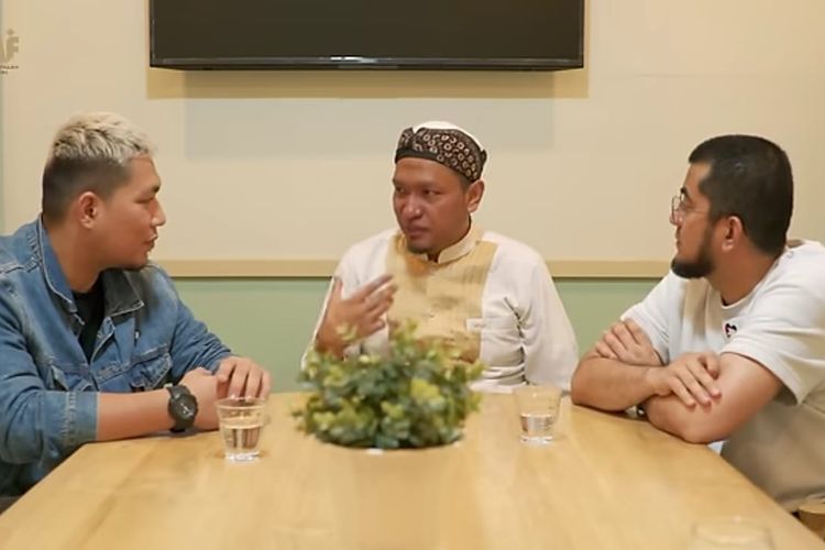 Perang Gaza Belum Usai, Ustadz Salim A Fillah Ungkap 3 Hal Ini yang Harus Diberikan Kepada Warga Palastina