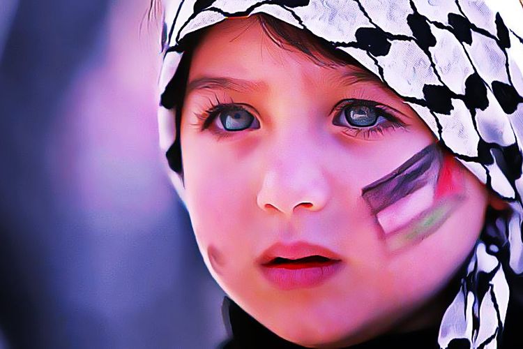 Seorang Anak Perempuan Palestina Ketakutan saat Dievakuasi dari Rumah Sakit, Bisakah Trauma Masa Kecil Sembuh?