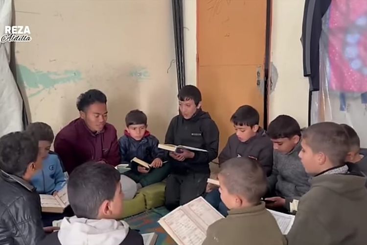 Baru Terungkap! Relawan MER-C Reza Aldilla Mendapatkan Sanad untuk Mengajarkan Al-quran Anak-Anak Di Gaza