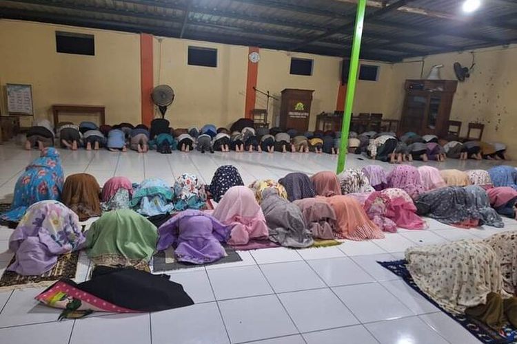Seri Ramadhan: Tarawih Kilat, Pertanda Mengabaikan Esensinya  Ayo Menjaga Sholat dengan Memperhatikan Rukunnya!