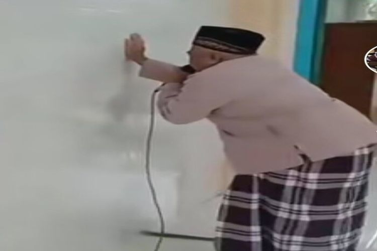 Renungan Ramadhan 2024: Kisah Inspiratif Pak Mad, Tetap Semangat Jadi Muadzin Meski Sudah 5 Tahun Alami Kebutaan