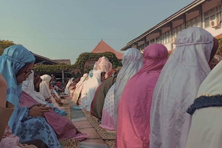 Benarkah Wanita Seharusnya Shalat Idul Fitri di Rumah? Simak Penjelasannya Agar Tidak Bimbang!