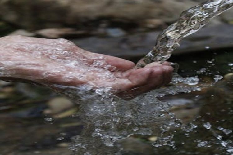 Bolehkah Mandi Ketika Merasa Sangat Haus Saat Berpuasa Di Bulan Ramadhan? Mari Simak Penjelasannya Berikut Ini!