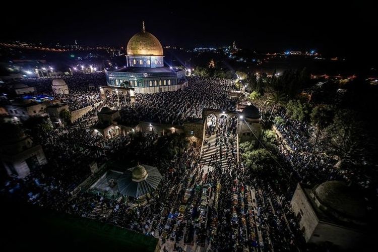 Mengharukan! Sekitar 200 Ribu Jamaah Menunaikan Ibadah Sholat Malam 27 Ramadhan di Majid Al-Aqsa