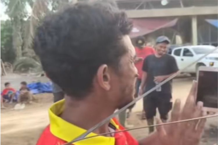 Air Mata Bahagia di Aceh Tamiang: Internet Sudah Tersambung, Seorang Ayah Langsung Telpon Anaknya!