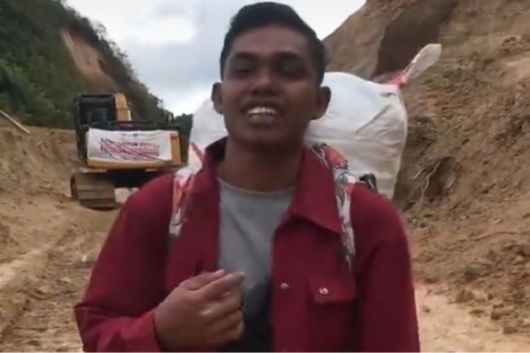 Rela Jalan Kaki Puluhan Kilometer ke Lhokseumawe, Pemuda Ini Jual Cabai Demi Beli Beras untuk Korban Banjir di Aceh