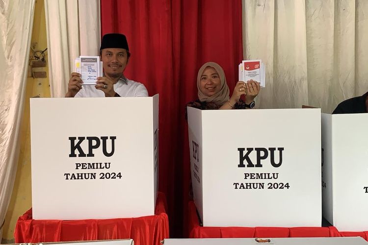 Ikut Antre Bersama Masyarakat, Ketua DPRD Provinsi Jambi bersama Istri Nyoblos di TPS 13 Kenali Besar