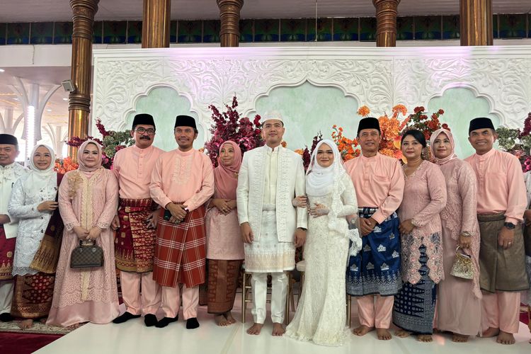 Ketua DPRD Jambi dan Istri Hadiri Akad Nikah Putri Gubernur Jambi, Esy-Iqbal