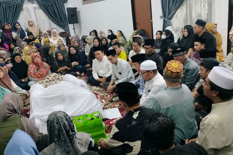 Al Haris Melayat ke Rumah Duka Rektor UIN Alm Prof Asad Isma