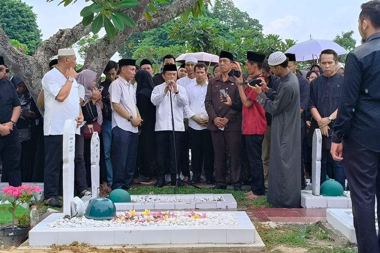 Al Haris Wakili Keluarga Sambutan di Pemakaman Almarhum Prof Asad Isma