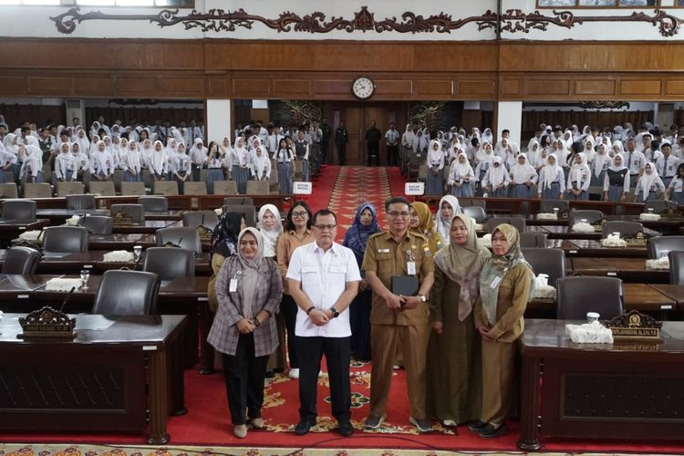 Sekretaris Komisi lll DPRD Provinsi Jambi Sambut Kunjungan Belajar SMAN 4 Kota Jambi