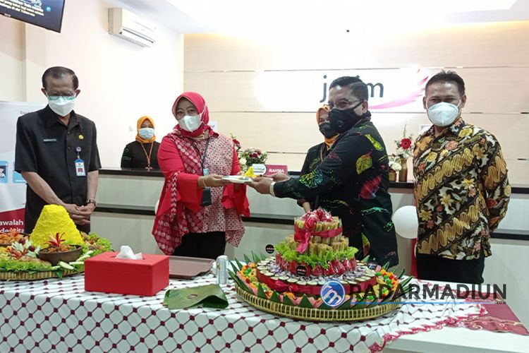 Bank Jatim Cabang Magetan Salurkan CSR RTLH Rp 336 Juta - Radar Madiun