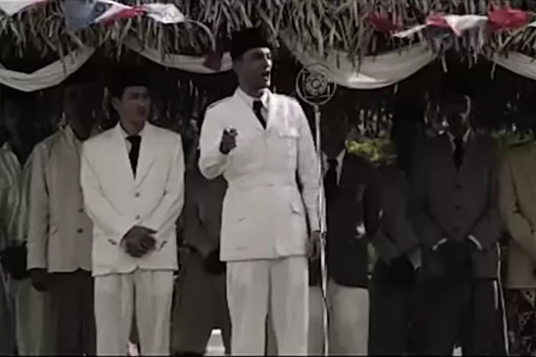 Salah satu adegan dalam film Soekarno, saat menyampaikan orasinya.  (Tangkap layar/film Soekarno)