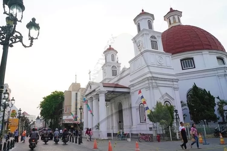 Gereja Blenduk di kawasan Kota Lama salah satu destinasi wisata di Semarang. Ilustrasi kosakata diallek semarangan (ayosemarang.com/Afri )