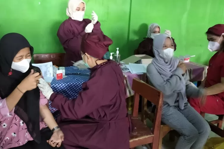 Siswi SMP-SMK NU Bogor Saat disuntik Vaksin Covid-19