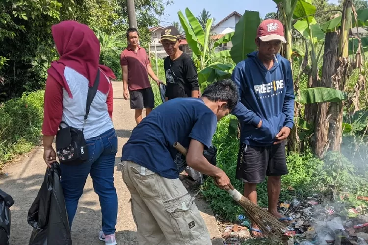 Pemdes Cogreg dan warga Dusun Dua gelar Gotong Royong bangun jalan desa melalui program Samisade Bupati Bogor Ade Yasin. (Rosyka/Bogor Times)