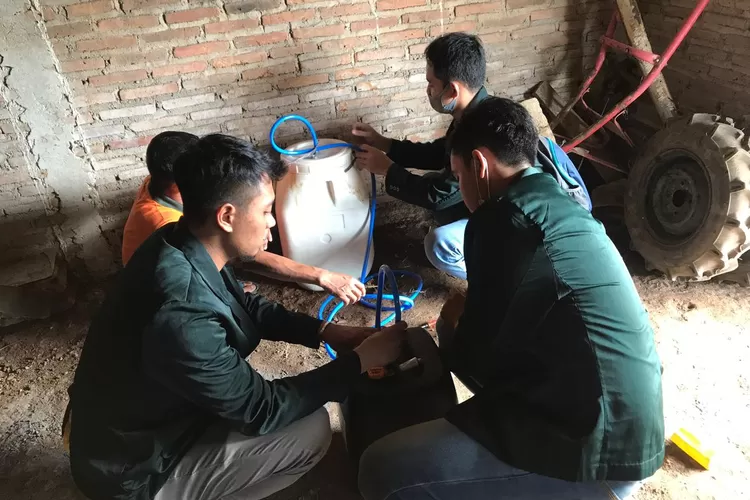 Tim Kuliah Kerja Nyata (KKN) 71 Universitas Nahdlatul Ulama Jepara (Unisnu) di Desa Sumanding, Kecamatan Kembang, manfaatkan urine sapi menjadi pupuk cair organik.  (Dok KKN Unisnu Jepara)