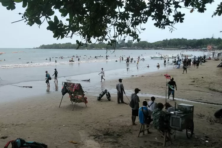 Wisata Pantai Carita Pandeglang Dipadati Pengunjung Balawista