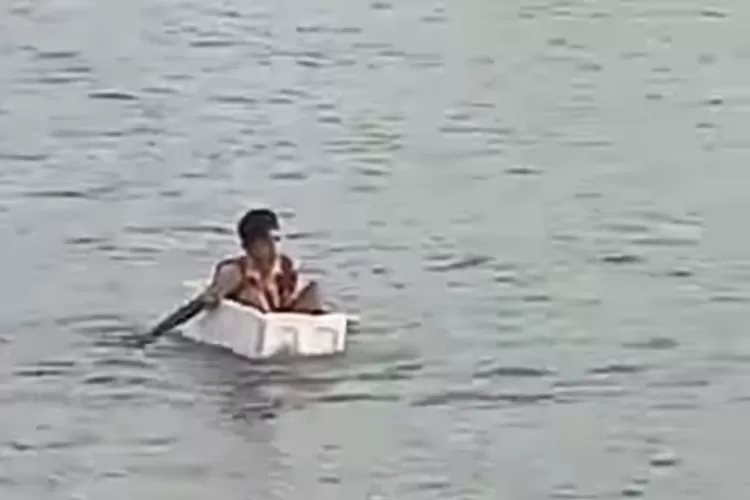 Anak Sekolah Dasar menyebrangi sungai menggunakan styrofoam saat berangkat sekolah, video tersebut viral di media sosial  (Tangkap layar video viral)