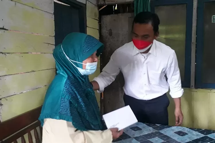 Bupati Batang Wihaji berikan bantuan kepada janda lansia di dukuh Jetis desa Sangubanyu Kecamatan Bawang.  (Muslihun/Kontributor Batang)