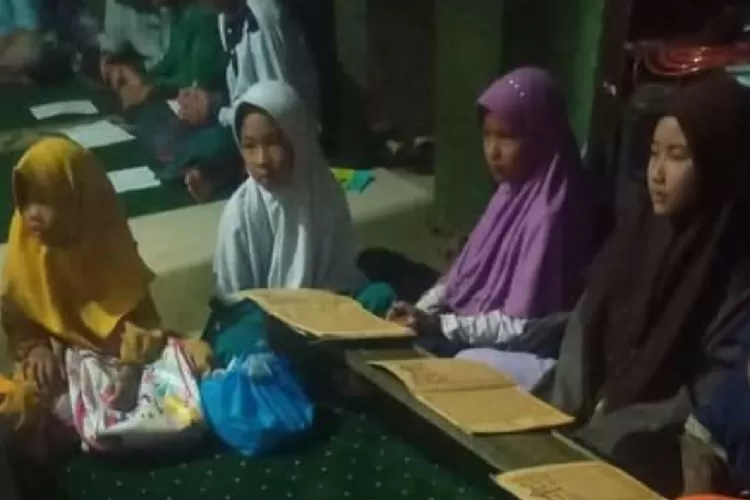 Santri Miftahul Ulum, Cogreg, Parung, Kabupaten Bogor tengah mengaji Kitab Nuurudholam Sarh Aqidatul Awam. (Rosyka/Bogor Times)