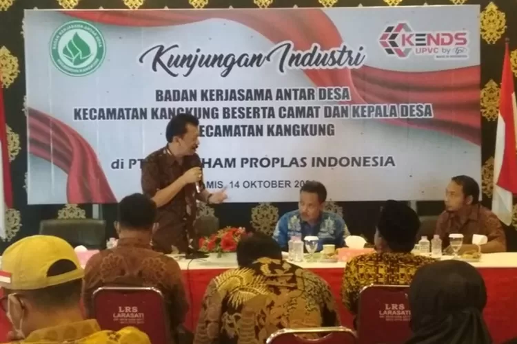 Direktur PT Terryham Proplas Indonesia  Syamsunar, menerima kunjungan BKAD Kecamatan Kangkung untuk belajar pengolahan sampah.   (Edi Prayitno/Kontributor Kendal)