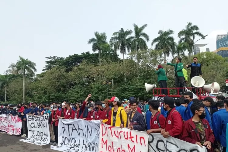 Moeldoko Temui Massa Aksi Bem Si Di Kawasan Patung Kuda Ini Tuntutan Mahasiswa Fokus Satu