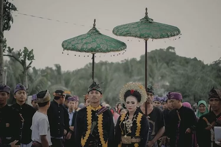 Sepasang pengantin di Lombok yang masih menjalankan tradisi nenek moyang, yaitu Merarik, tradisi 'kawin culik' (Instagram/@lombokhits)