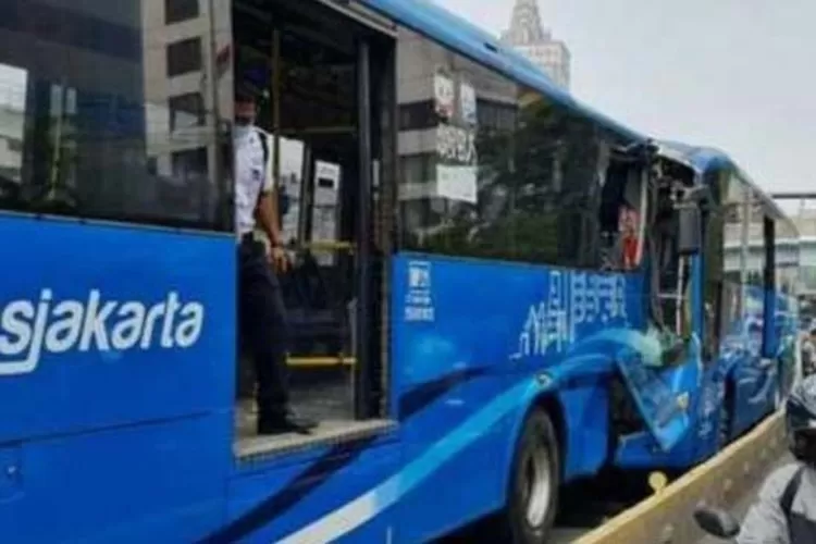 Diduga Sopir Mengantuk, Ini Kronologis Tabrakan Maut Bus Transjakarta ...