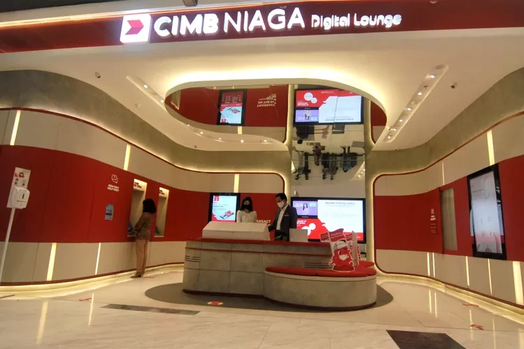 Sejumlah nasabah saat mengakses CIMB Niaga Digital Lounge.  (Foto: Dok. CIMB Niaga)