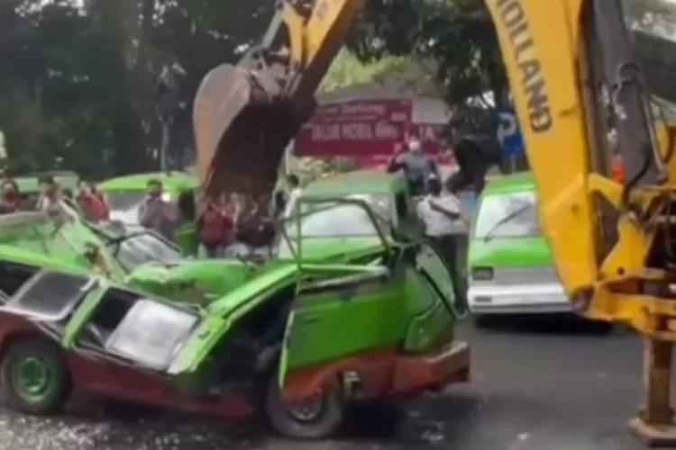 Bima Arya Hancurkan 147 Angkot Dan Digantikan Dengan Bus Trans Pakuan ...