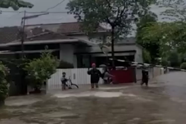 warga dki menikmati banjir bersama (youtube.com )