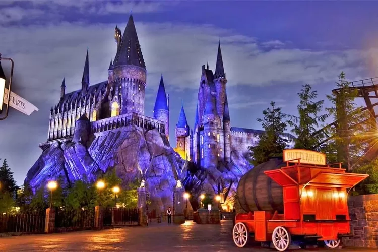 Hogwarts Kastil di malam hari, salah satu area favorit para pengunjung Universal Studios Japan ( Instagram @universal_studios_japan)