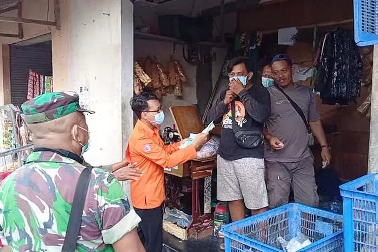pembagian masker kepada sejumlah pedagang di pasar Nglegok Blitar. (Nur Ana Alana/AGTVnews.com)