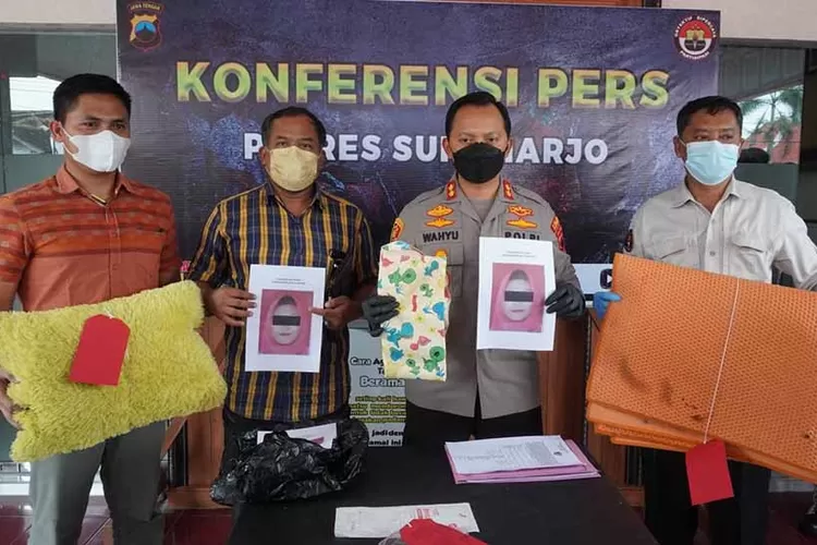 Kapolres Sukoharjo, AKBP Wahyu Nugroho Setyawan menunjukkan barang bukti kasus pelaku pembuangan bayi. (Ayo Semarang/Iswara Bagus)