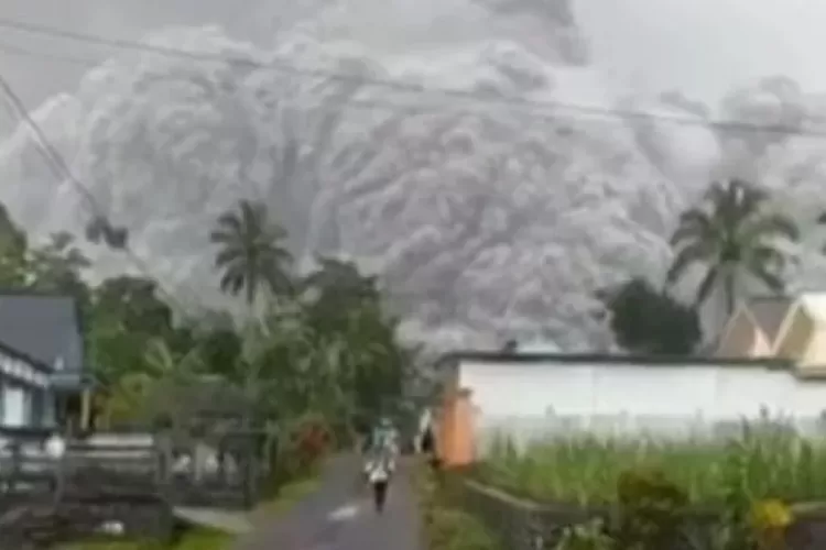 Gunung Semeru erupsi memuntahkan awan panas, Sabtu 4 Desember 2021.  (Instagram/@lumajangsatu)